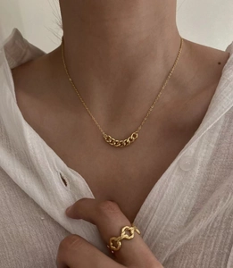 Elegante collana a catena in argento 925 dorato e set di anelli coordinati per donna