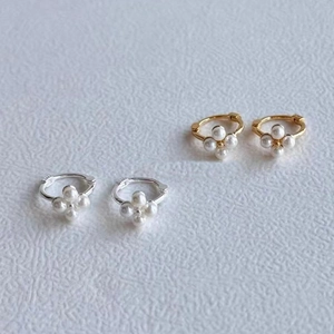 Boucles d'Oreilles Anneaux Huggie en Argent Sterling S925 Fleur en Künstliche Perles Artificielles Plaquées Or Argent Bijoux Floraux Femmes