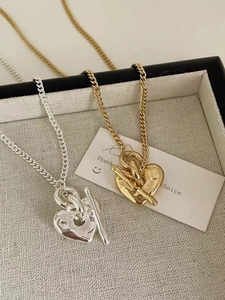 Détail des pendentifs cœur irréguliers avec fermoir OT en finitions argent et or