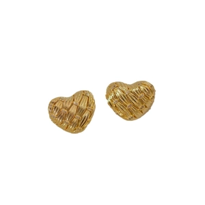Chic 925 silver heart stud earrings in gold with woven relief and tiny crystals