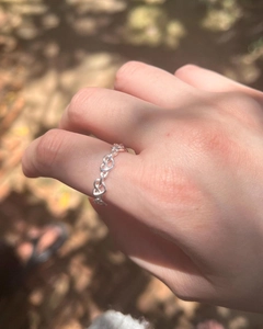 Détail des motifs de cœurs évidés entrelacés sur une bague en argent massif 925
