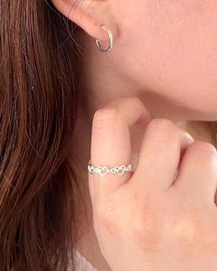 Vue détaillée de la bague en argent à motifs cœurs et créoles en C polies assorties