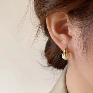 Elegant gold drop earrings featuring luminous 10mm white pearls on minimalist S925 hooks