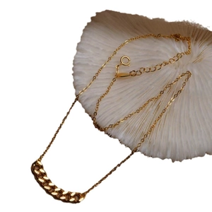 Collana minimalista in argento 925 con catena barbazzale dorata da donna su bianco