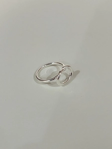 Draufsicht auf den massiven 925er Sterlingsilber-Knotenring mit hochglanzpolierter Oberfläche