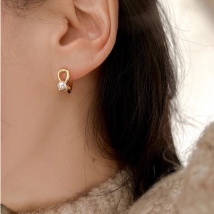 Elegant 925 silver gold-plated pearl hoop earrings worn on a model for a minimalist look