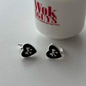 Orecchini a cuore in argento con fiocco e smalto nero in stile moderno coreano