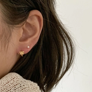Elegant 925 silver golden bow earrings with white pearl studs for a minimalist style