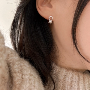 Elegant 925 silver U-shape earrings with a round white pearl on a female model