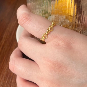 Bague élégante à maillons en forme de cœur doré pour femme avec un design minimaliste chic