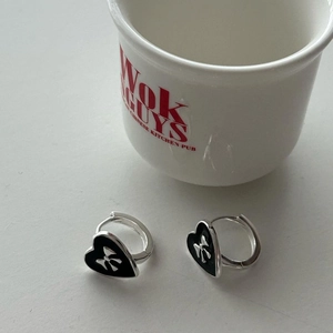 Orecchini a cerchio in argento con cuori in smalto nero e fiocchi metallici