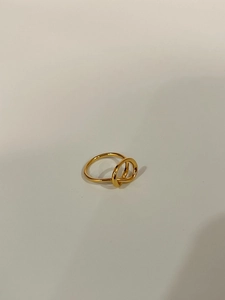 Makroaufnahme der polierten Goldknoten-Ringdetails mit verschlungenem Doppelband