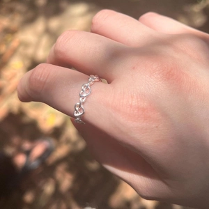 Bague chaîne cœur évidée en argent 925 minimaliste portée à la main en extérieur