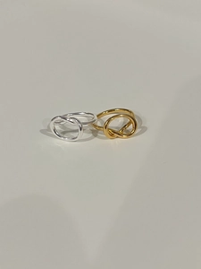 Nahaufnahme minimalistischer geknoteter Ringe aus 925er Silber in Gold und Silber