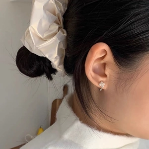 Boucles d'oreilles fleur en perles argent S925 avec chouchou en soie beige élégant