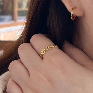 Ensemble élégant bague nœud dorée et boucles d'oreilles créoles torsadées sur mannequin