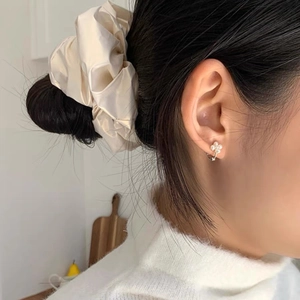Boucles d'oreilles fleur de perles en argent S925 avec chouchou élégant en satin crème