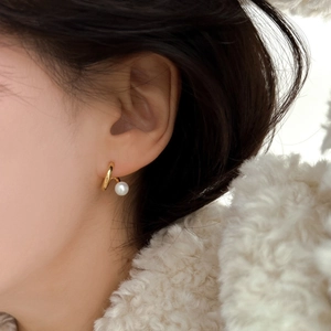 Minimalist 925 silver gold twist stud earrings with white pearls on a female model