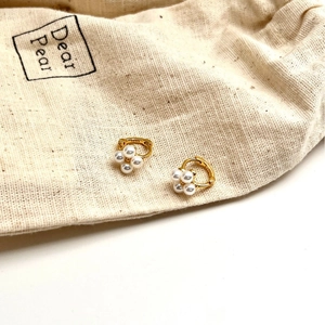 Créoles en argent 925 doré avec détail de fleur en petites perles blanches élégantes