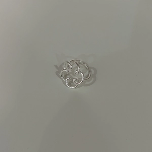 Detailed top view of 925 sterling silver ring with irregular hollow floral design