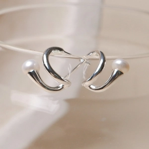 Minimalist 925 sterling silver twisted hook earrings with white pearls on glass rim