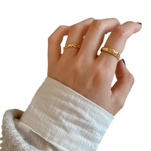 925 Silber Goldring mit Rautenmuster und Herz-Unendlichkeitssymbol an der Frauenhand