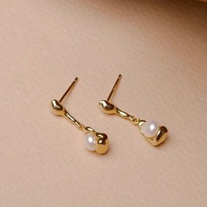 Elegant 925 silver gold-plated pearl drop earrings with minimalist organic fluid design