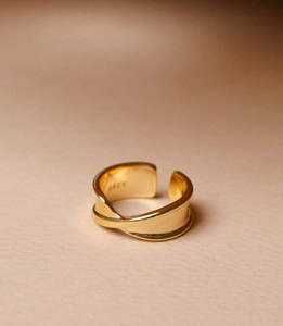 Macro shot of S925 sterling silver hallmark on an adjustable gold-plated twisted ring