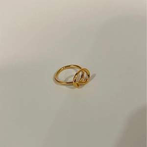 Minimalistischer goldener 925 Sterling Silber Knotenring verstellbar für Damen im Fokus