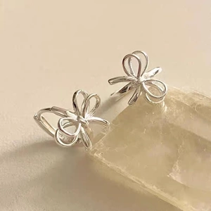 Gros plan sur boucles d'oreilles papillon en argent 925 avec poinçon S925 au style épuré
