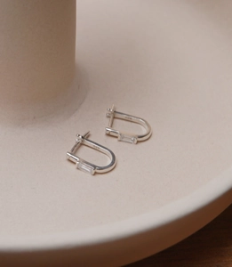 Détail des boucles d'oreilles en U en argent S925 avec zircon rectangulaire incrusté