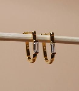 Gros plan sur les boucles d'oreilles en U en argent S925 doré avec zircon baguette