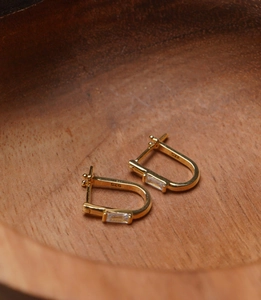 Détail de boucles d'oreilles en argent S925 doré en forme de U avec zircone