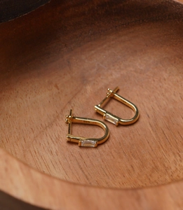 Vue macro de boucles d'oreilles en argent 925 doré en forme de U avec zircon carré