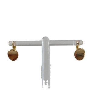 Boucles d'oreilles en argent doré poli en forme de haricot sur un support à bijoux