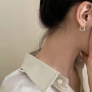 Minimalist silver geometric U-shaped earrings on model for a trendy Korean style look