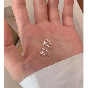 Minimalistische S925 Sterling Silber Schleife Ohrringe in der Hand für die Größe