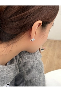Dettaglio dell'orecchino a stella in argento 925 indossato dalla modella per uso quotidiano