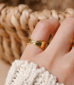 Close-up of a gold irregular twisted 925 sterling silver ring on a model's hand