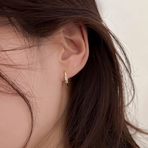 Boucles d'oreilles huggies en argent 925 avec zircon rectangulaire plaqué or 18k