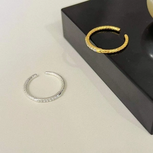 Luxuriöse 925er Silberringe mit Hammerschlag-Textur und glitzernden Zirkonsteinen
