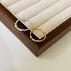 Details verstellbarer Silber- und Goldringe mit Hammerschlag-Optik und Zirkonia
