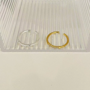 Gehämmerte 925er Sterlingsilber-Ringe mit Zirkonia-Steinen in Silber und Gold-Finish
