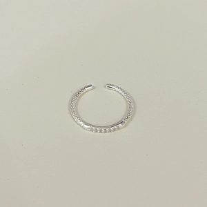 Damenring aus 925er Silber mit Hammerschlag-Textur und weißen Zirkonia-Steinen