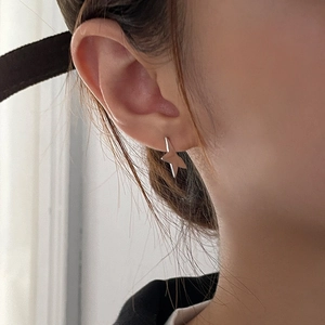 Orecchino a stella minimalista in argento sterling 925 con finitura lucida