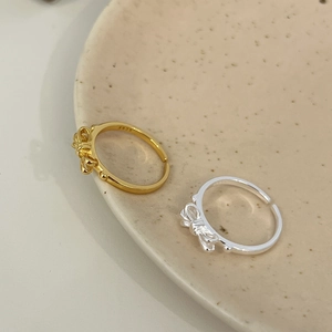 Dettaglio degli anelli a fiocco in argento S925 oro e argento su vassoio in ceramica
