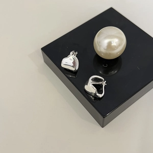 Orecchini a cuore in argento sterling 925 con finitura lucida a specchio minimalista