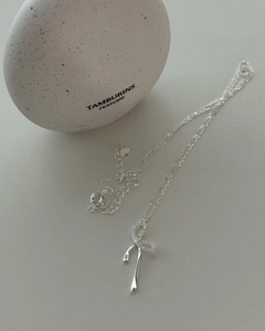 Dettaglio collana in argento 925 con pendente a fiocco traforato e strass lucidi