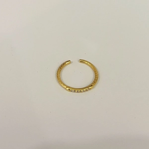 Nahaufnahme des S925 Silberrings mit Gold-Finish, Hammerschlag-Textur und Zirkonia-Steinen