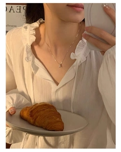 Détail du collier croissant en argent s925 sur mannequin en chemisier à volants